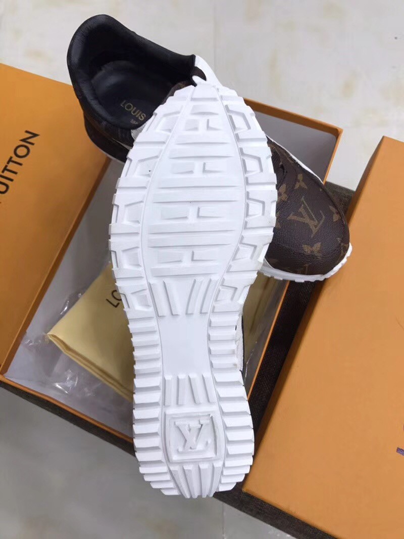 Louis Vuitton Sneakers (1A3N7W)