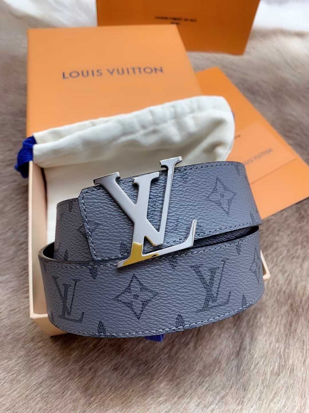 Replica Louis Vuitton LV Initiales Reversible 40MM Belt In Monogram Eclipse  Canvas M0285V