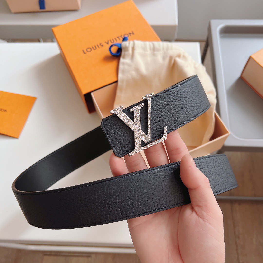 Louis Vuitton LV Initiales 30 mm Reversible Belt Morello Cherry + Calf Leather. Size 80 cm