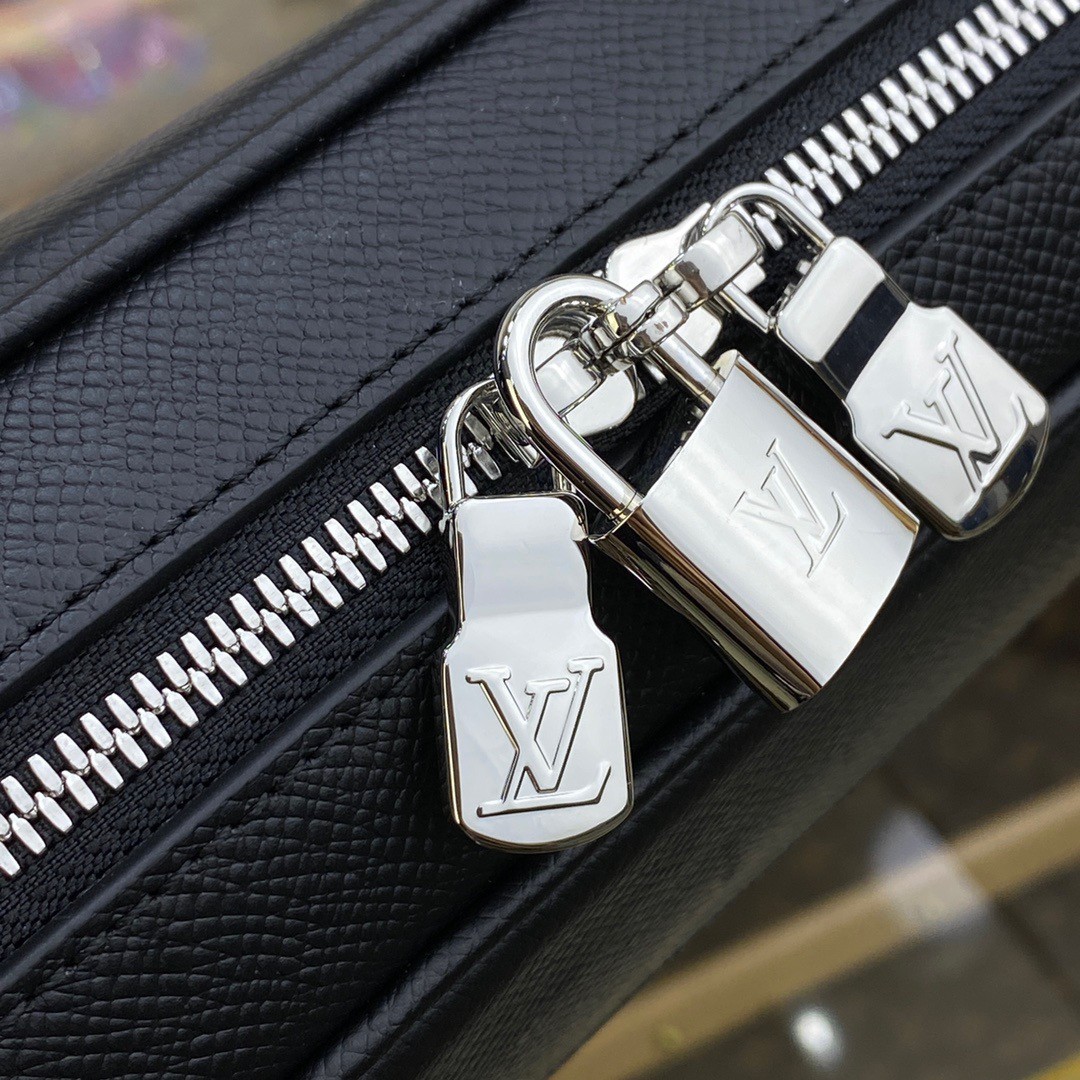 Louis Vuitton TAIGA Multiple Wallet (M30295) in 2023