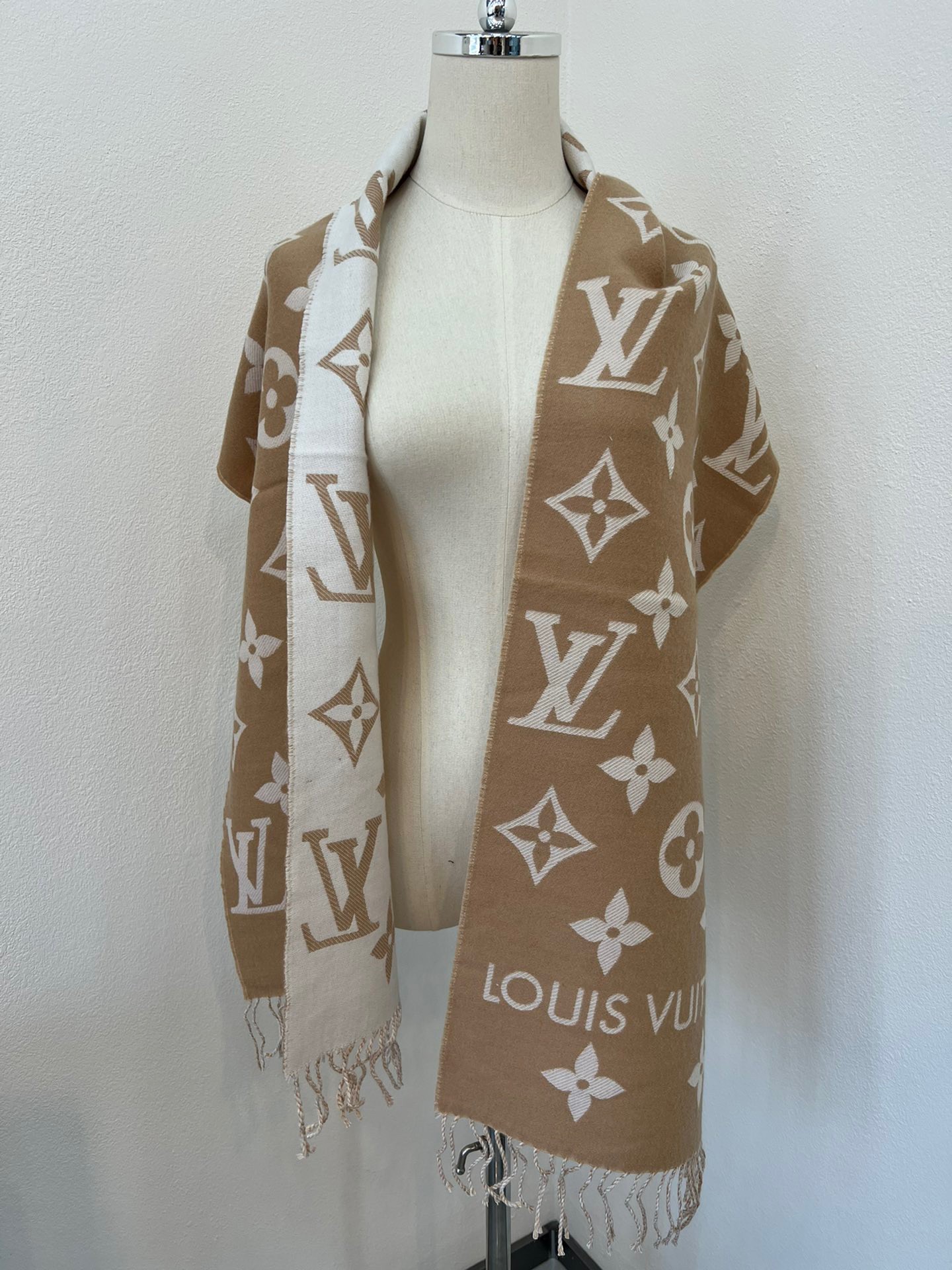 Louis Vuitton LV Essential Scarf Black